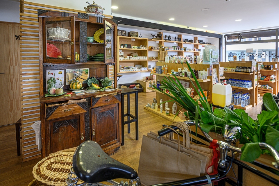 Biofeira, a mercearia fresca e fina que reúne pão, legumes, bolos e vinhos