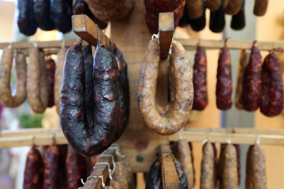 Cinco feiras online para comprar fumeiro tradicional