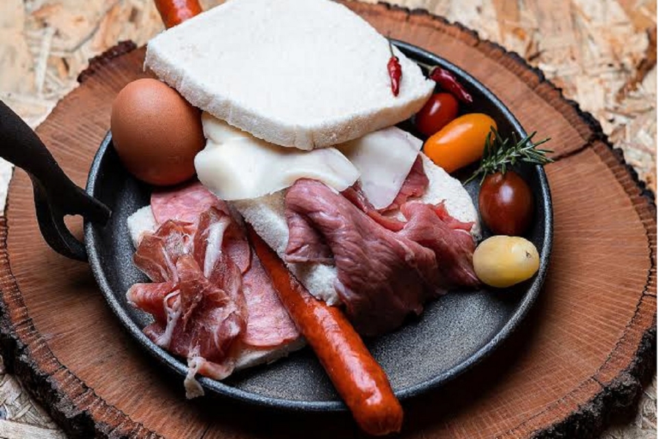 Como montar a sua própria francesinha em casa?