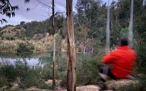 A Serra de Negrelos, em Gaia, tem um novo baloiço junto a uma lagoa