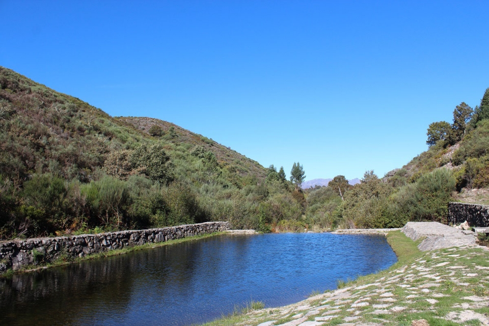 Nova rota da Serra da Cabreira liga praia fluvial, baloiço panorâmico e cabanas de pastor