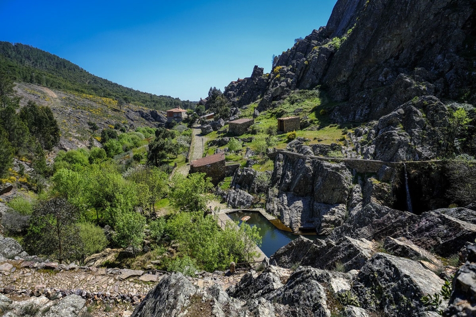 Temos que voltar: o parque beirão que junta praia fluvial, fósseis e moinhos
