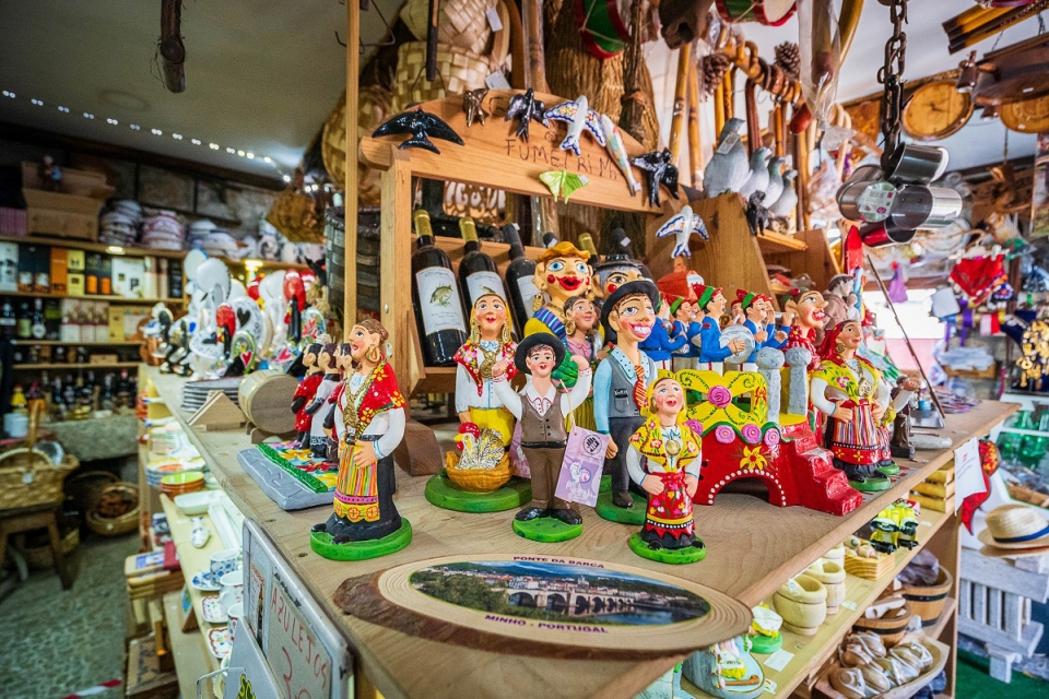 Bordados, loiças e vinhos regionais nesta loja clássica de Ponte da Barca