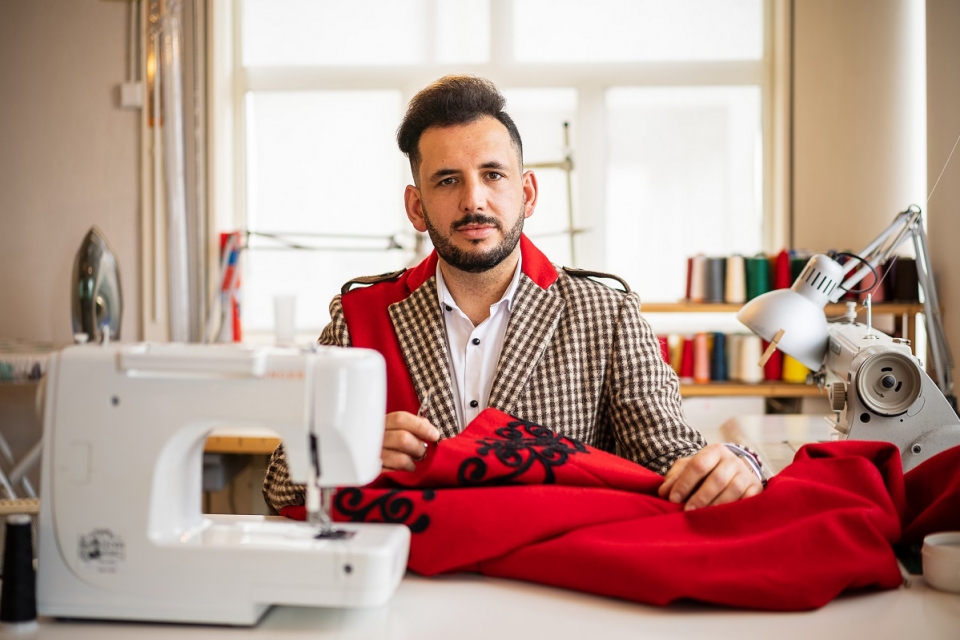A loja de Montalegre que vende roupa e acessórios em burel para todos