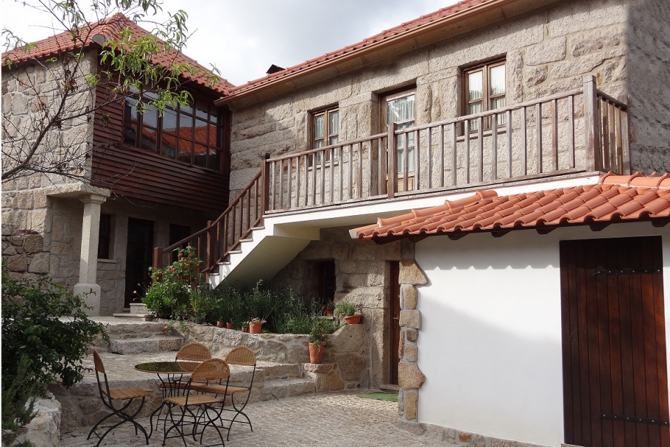 Ecotura Country House: a história de uma casa que nasceu com os lobos