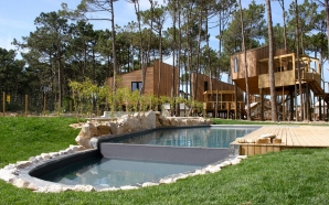 Tendas e casas de madeira num pinhal às portas de Peniche