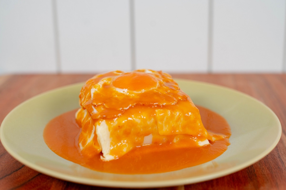 Hamburgueria DeGema, no Porto, passa a ter francesinhas, cachorros e pregos