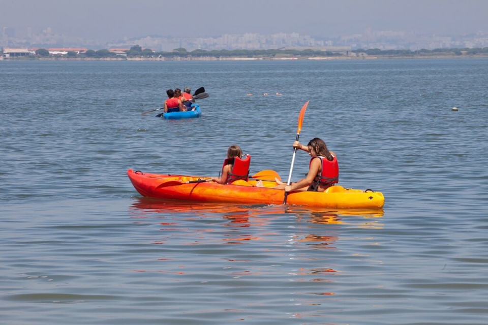 Na Praia Fluvial do Rosário, na Moita, há canoagem gratuita em agosto