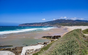 A praia cascalense que James Bond mostrou ao mundo