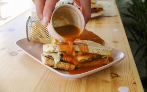 Amora: nesta nova casa de pregos familiar prova-se um híbrido de francesinha