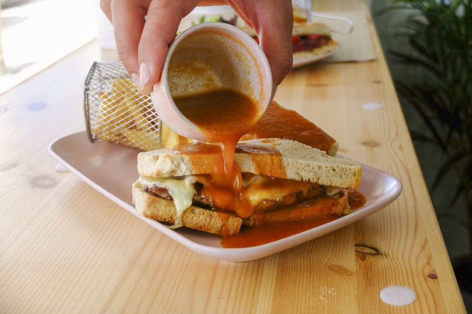 Amora: nesta nova casa de pregos familiar prova-se um híbrido de francesinha